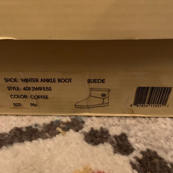 MK winter booties with gold emblem - Picture 2 of 5